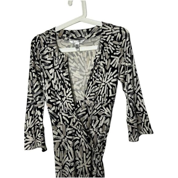 Diane Von Fursteberg Black Cream All OVer Print Silk Wrap Mini Dress Size 2 - Picture 3 of 14